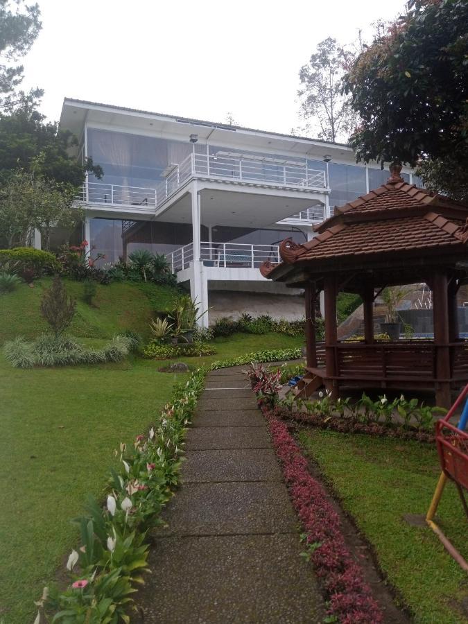 Villa Kaca 88 Чианджур Екстериор снимка