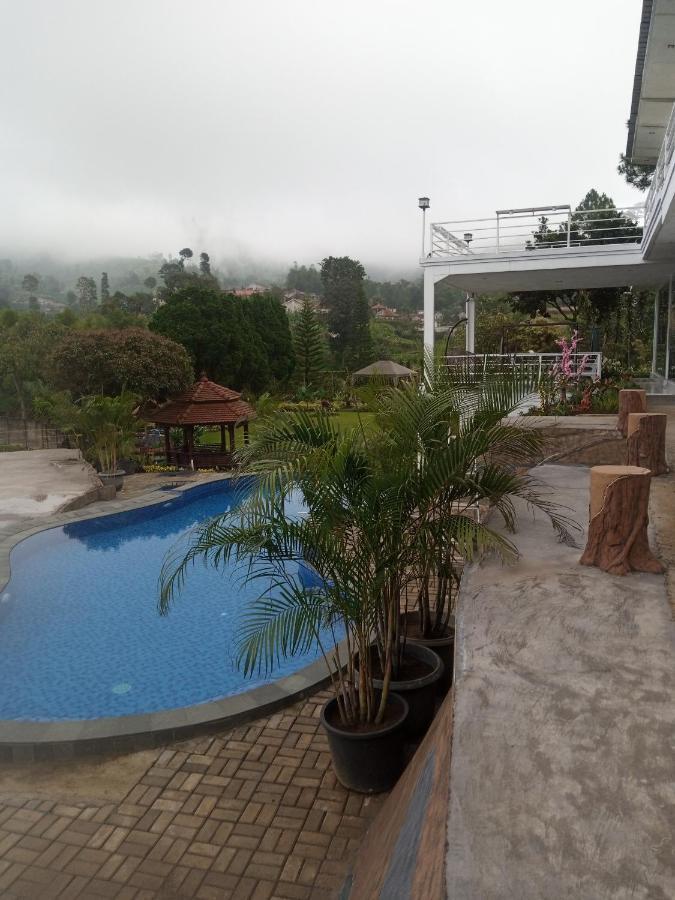 Villa Kaca 88 Чианджур Екстериор снимка